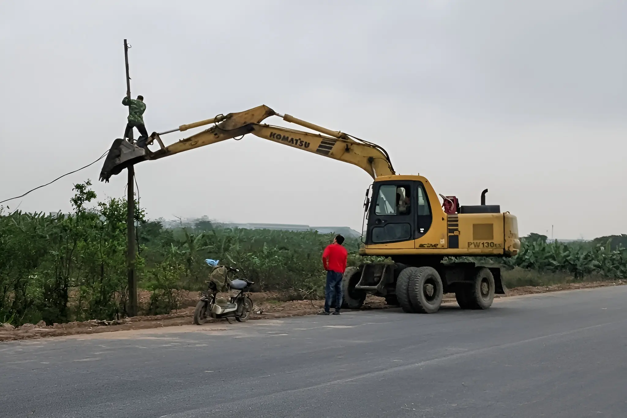 Phân tích rủi ro: Tại sao không được dùng gàu máy xúc làm sàn thao tác?